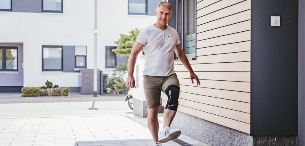 VeoXGenu Lifestylebild Fußball Bearbeitungsdatei veoXgenu Knieorthese Arndt spielt Fußball