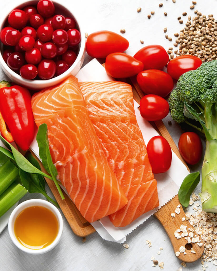 Lebensmittel - Lachs, Tomaten, Paprika, Brokkoli und andere gesunde Lebensmittel.